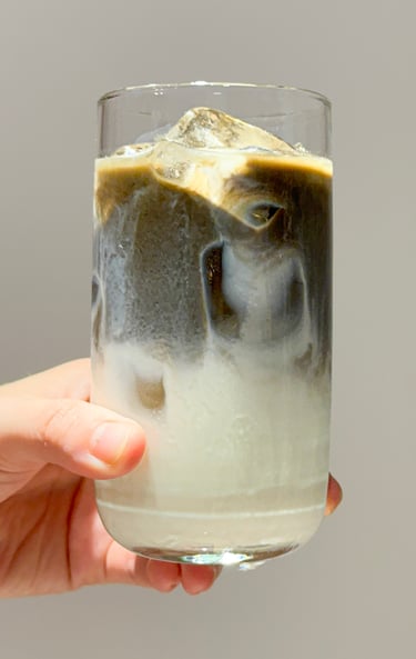 iced hojicha latte