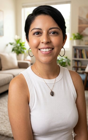 psicologa selene noriega sonriendo en su consultorio