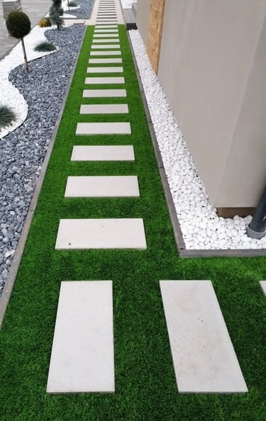 taş duvar ve çim uygulamasıyla bütünleşmiş peyzaj alanı