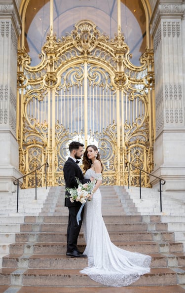 mariée dans les bras de son mari au petit palais à paris