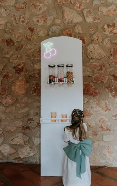 mur à bonbons avec petite fille candy bar