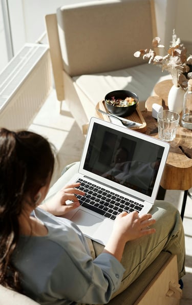 kirjanpitoassistentti tietokoneella