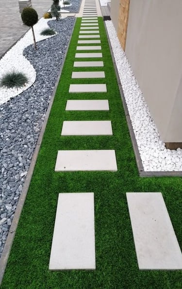 taş duvar ve çim uygulamasıyla bütünleşmiş peyzaj alanı