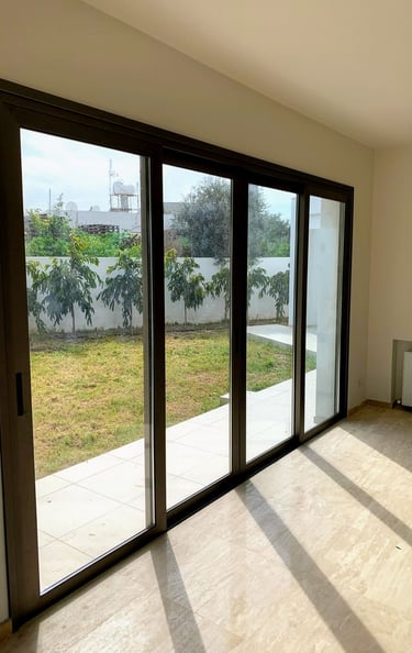 modern kapı ve pencere uygulaması yapılan daire içi