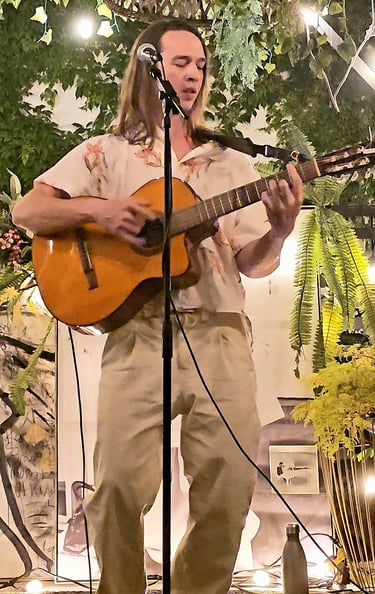 Levirt presentandose en un open mic en guadalajara mexico