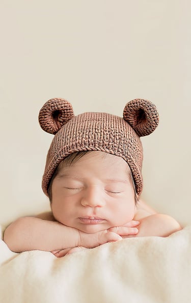 newborn photography baby wearing crochet teddy bear beanie bonnet