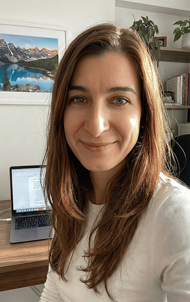 Duygu Onaral profile picture smiling sitting at her desk