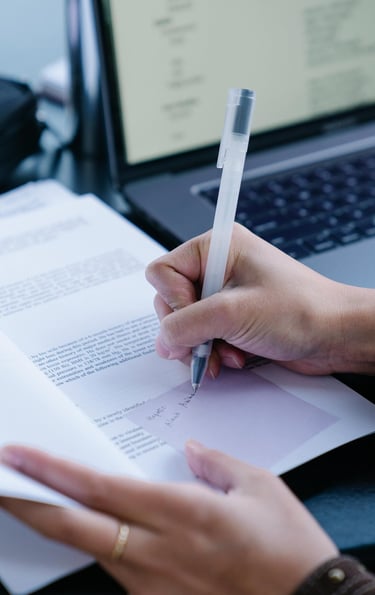 Écriture et corrections de texte sur du papier