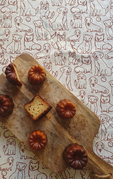 Des cannelés sur une planche en bois