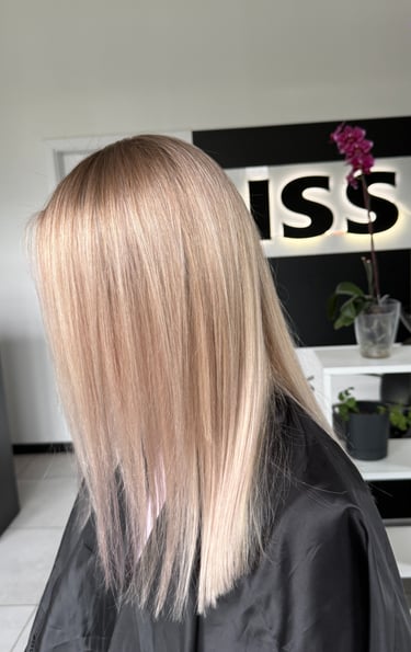Profesjonalne farbowanie włosów w ISS Studio