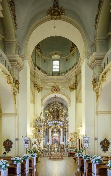 Zdjęcie przedstawiające wnętrze katedry św. Jóra we Lwowie, ozdobione złotymi detalami i ikonostasem