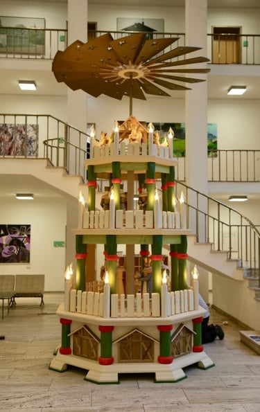 die Lichter der großen Stufenpyramide leuchten