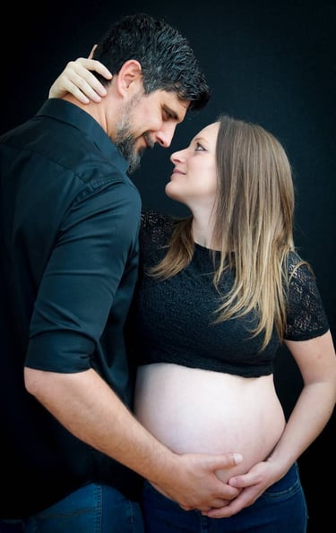 photo de grossesse maternité d'un couple sur fond noir 