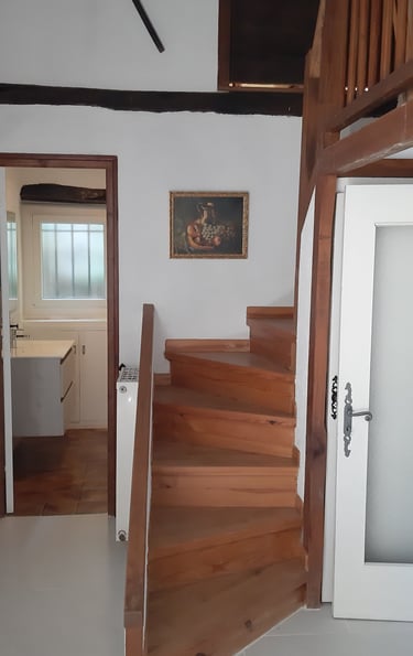 Escalier accédant aux chambres à couchers du gîte la Petite Corse à Rosis en Haut-Languedoc