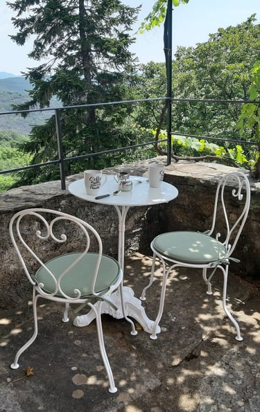 Petite table pour boire un café sur la terrasse du gîte la Petite Corse à Rosis en Haut-Languedoc