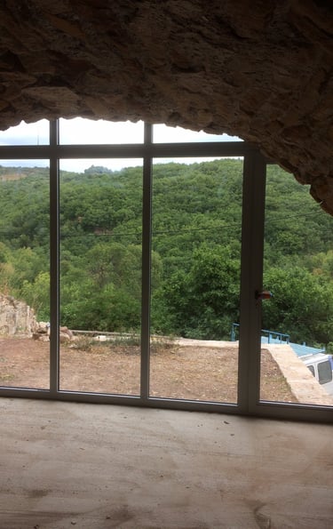 Pose de baie vitrée coulissante sur mesure dans une bâtisse en pierre – Vitrerie BL Miroiterie, Hérault