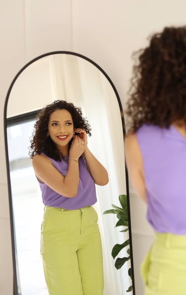 Mulher se vestindo e se sentindo feliz