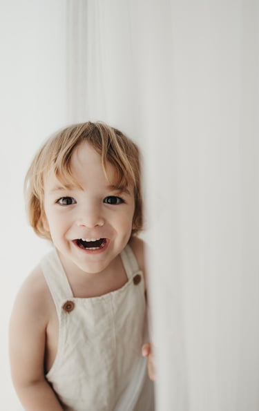 Fotografía newborn atemporal y minimalista de recién nacido en Alicante. Fotografa recien nacidos