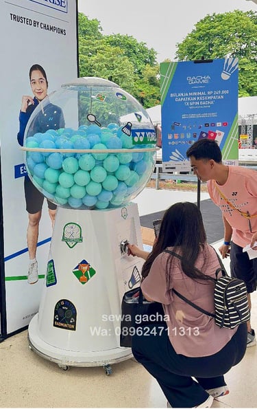 sewa mesin gachapon putih Jumbo di Acara PBSI 2025