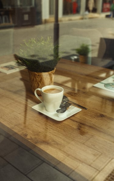 Cineastische Caféfotografie Rheine: Kaffeepause am Fenster.