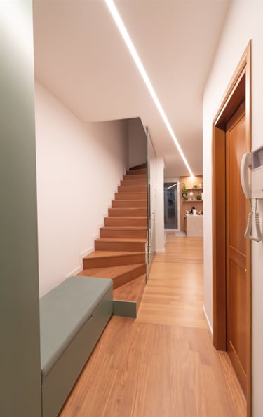 Giulia Sbrogiò | designer - corridoio - illuminazione - scala moderna - scala in vetro - parapetto in vetro - led a soffitto