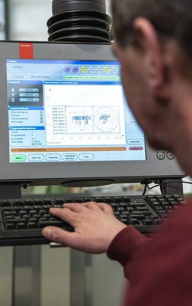 Produktionsmitarbeiter, der den Laser bedient
