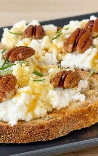 Sweet Bruschetta recipe with ricotta and honey