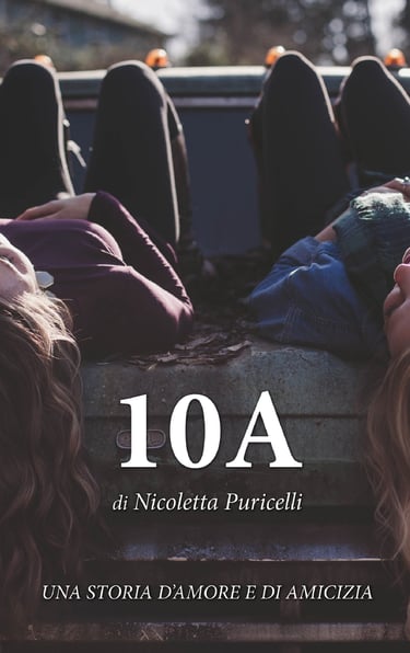 Due amiche sono sdraiate a pancia in su sul cofano di un furgone chiacchierando