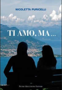 Una coppia vista di spalle è seduta su una panchina con vista sopraelevata sul lago Maggiore