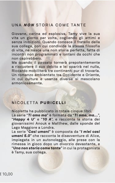 Delle mani versano il the matcha e intorno gli strumenti per prepararlo, come sfondo alla sinossi