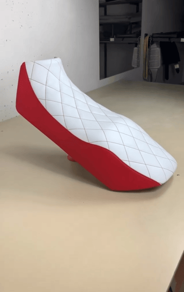 selle losange rouge blanc