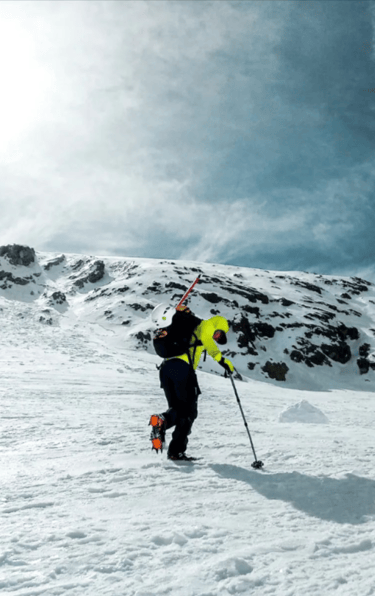 guía caminando en la nieve
