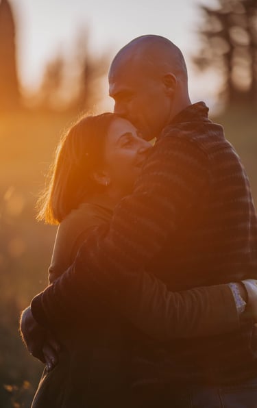 uomo-e-donna-che-si-baciano-al-tramonto