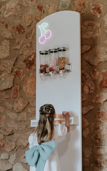 mur à bonbons avec petite fille qui se sert var provence
