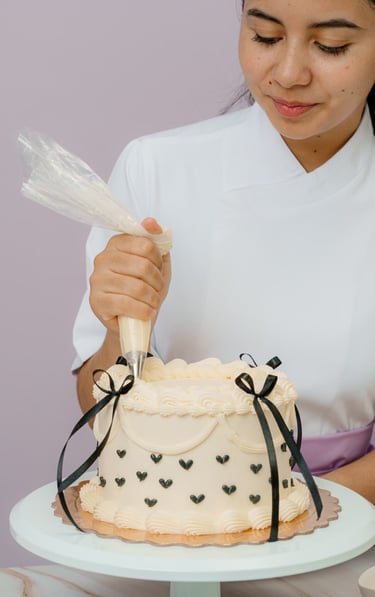 Proceso de decoración de tarta personalizada hecha a mano en Madrid