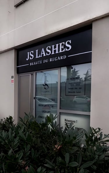Enseigne lumineuse sur mesure Saint-Priest - JS LASHES - AVOSPUB