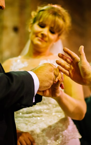 novio poniendo el anillo a la novia, fotografia de casamientos en Córdoba