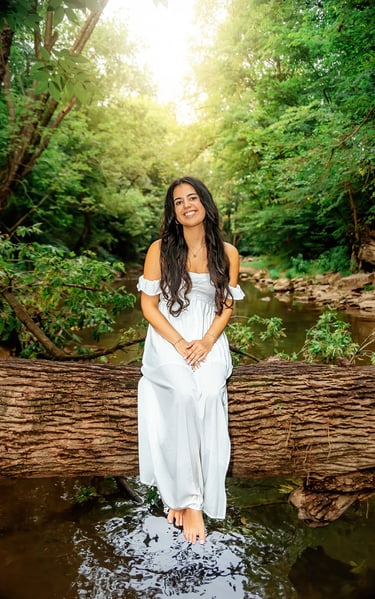 Hershey PA senior picture photographer. Photo of senior pictures in a creek