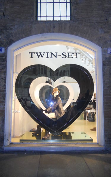 Allestimento vetrina negozio moda twinset con decorazione a cuore_ AMK Solutions