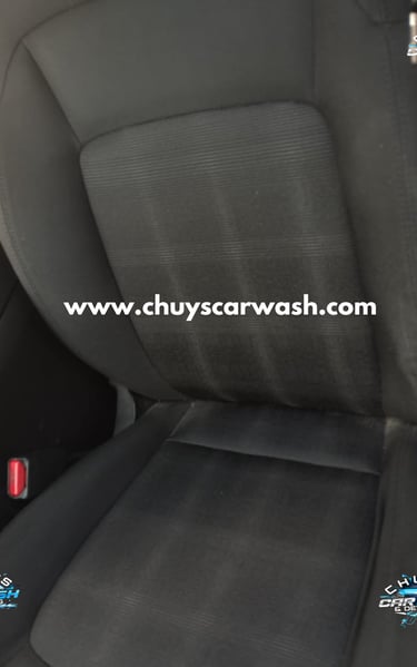 Imagen de un automóvil brillante después de un lavado completo