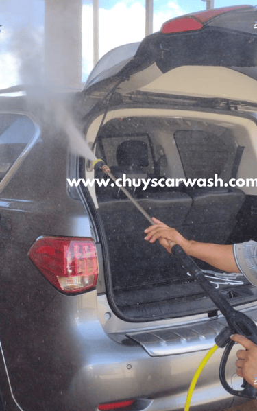 Auto limpio y brillante tras un servicio de lavado completo en Chuy's Car Wash en Texas.