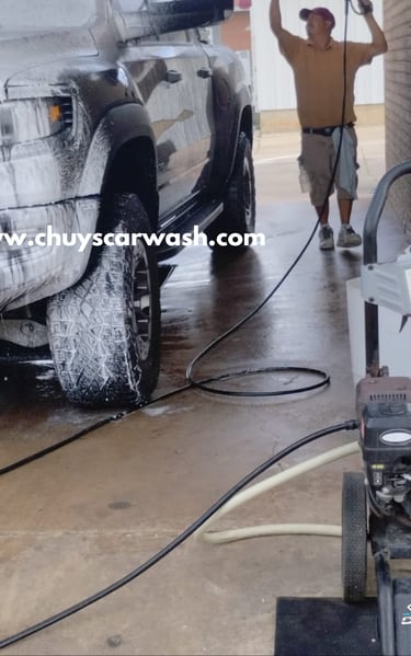 Imagen del equipo de Chuy's Car Wash trabajando en un auto