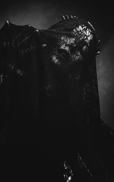Portrait studio aux ambiances sombre pour halloween, photographié ici par un photographe Palois.