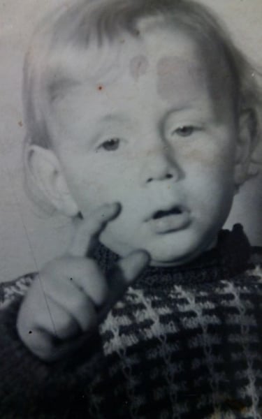 Der kleine Peter ca. 1945 unbearbeitet, unscharf