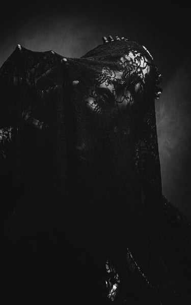 Portrait studio aux ambiances sombre pour halloween, photographié ici par un photographe Palois.