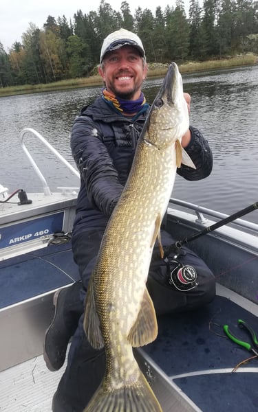 pêcheur qui tient un brochet