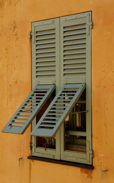 Volet persienne d'inspiration sud de la france avec ventilation pouvant s'adapter à l'architecture