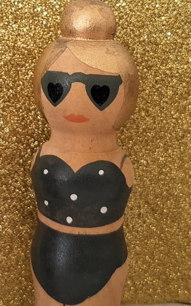 Drei weibliche Holzfigren