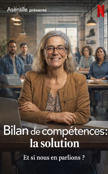 Une femme souriante dans un bureau avec d'autres personnes affiche du film le bilan de compétences 
