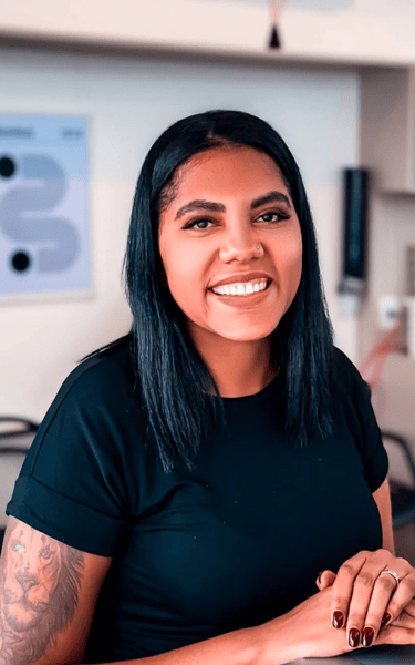 Ambiente acolhedor da Barbadura Barbearia em Resende, com cadeiras de barbearia clássicas.